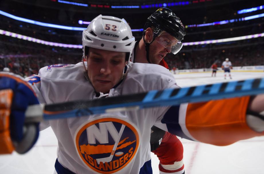 Nhl: Chicago Blackhawks- New York Islanders, Bryan Bickell e Casey Cizikas a duello (Reuters)